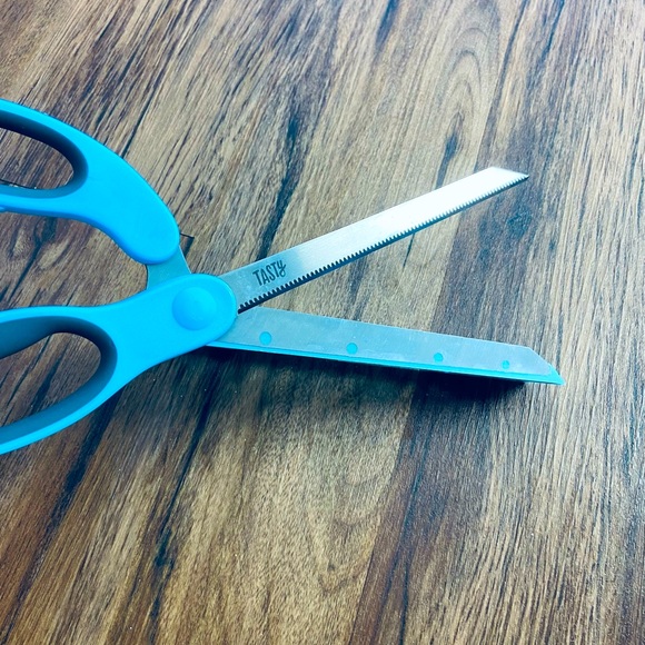 Tasty Cut n’ Serve Pizza Scissors - Picture 5 of 6
